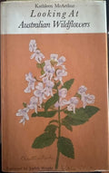 Kathleen McArthur - Looking At Australian Wildflowers (Hardcover)