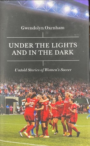 Gwendolyn Oxenham - Under The Lights and In The Dark : Untold Stories Of Women's Soccer (Hardcover)
